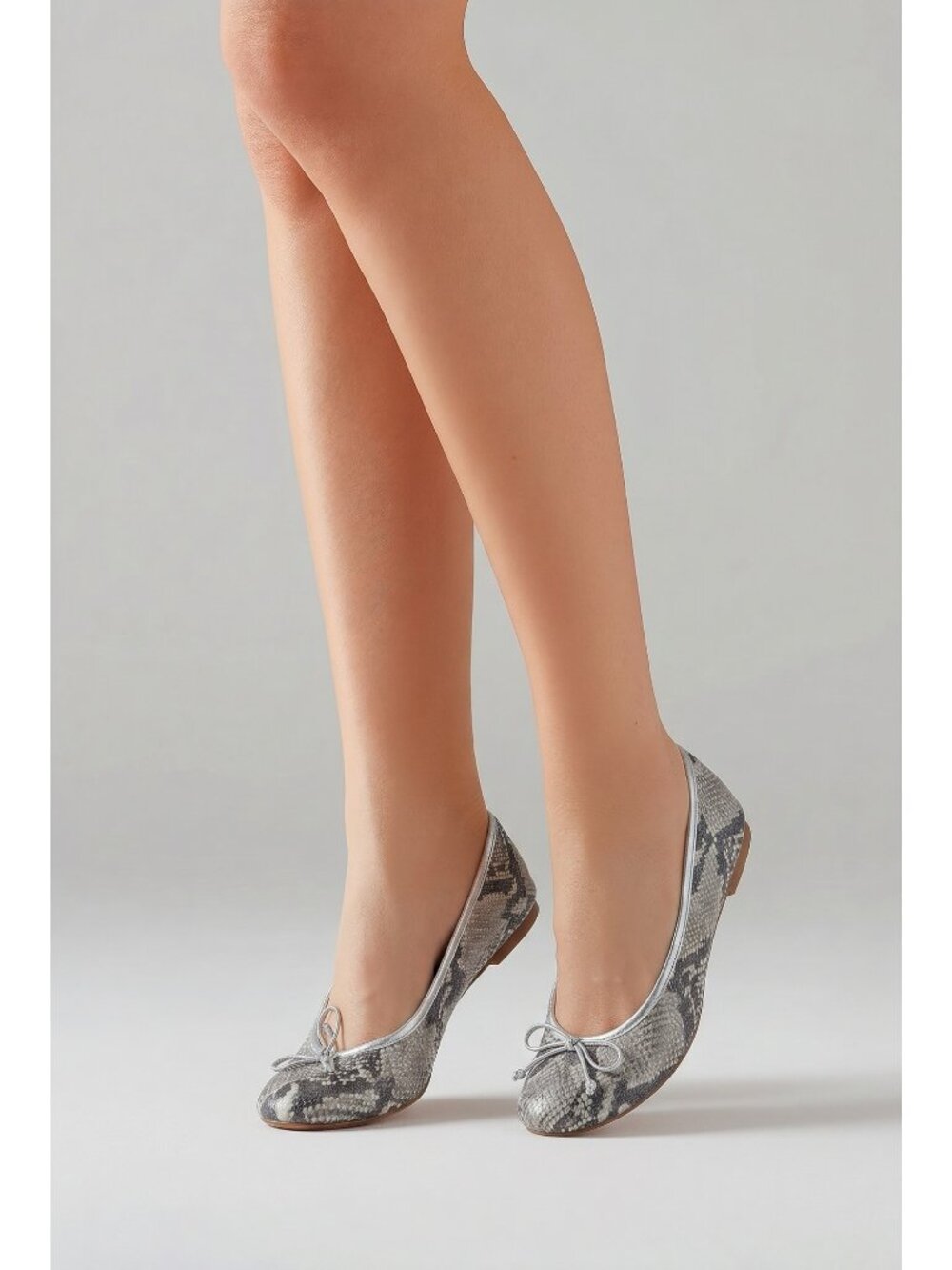 Kate Spade Snake Print Ballet Flats Gray Silver Reptile Slip On Bow Shoes Sz 38 - Picture 2 of 5